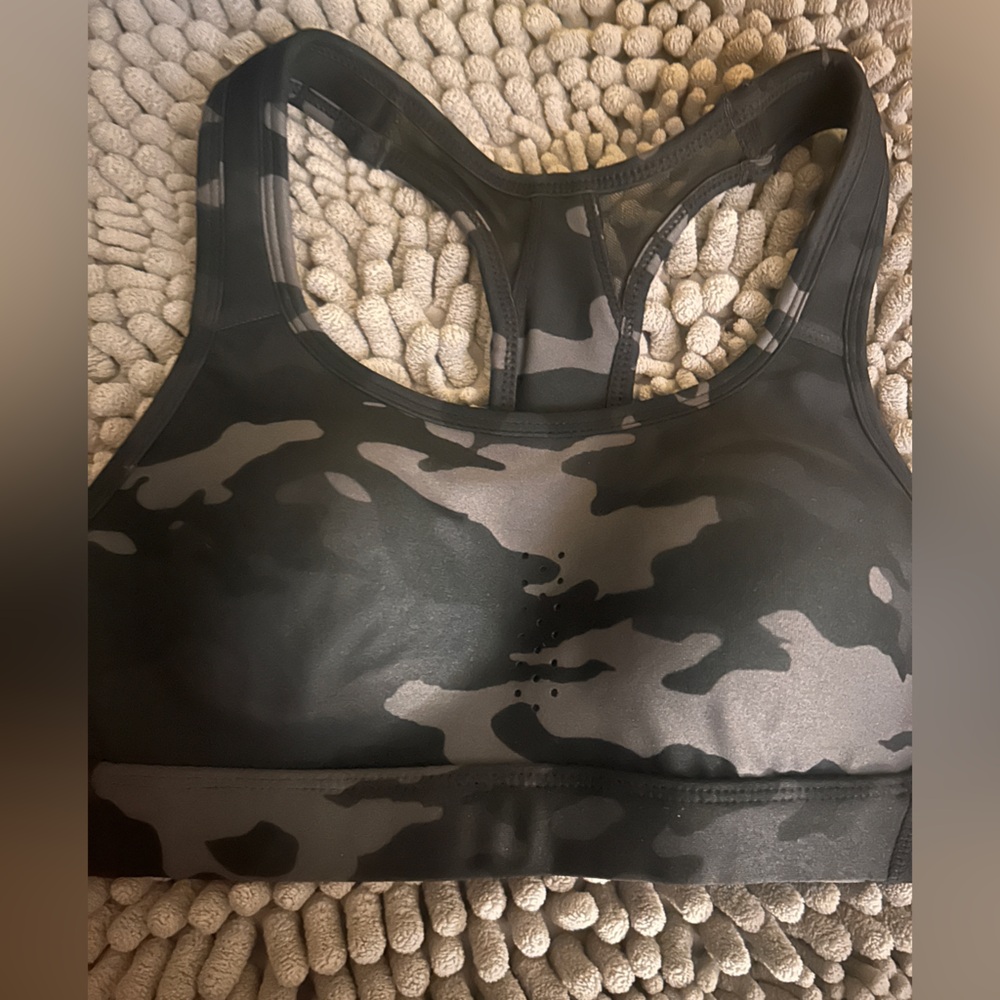 Avis woman’s camo sports bra XS NWT Black,White & Gray